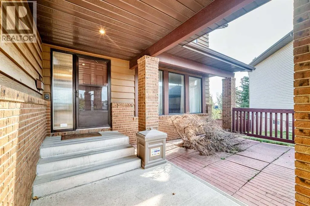 16 Edgeland Bay NW