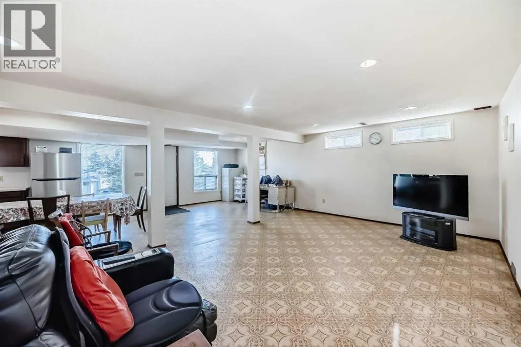 16 Edgeland Bay NW