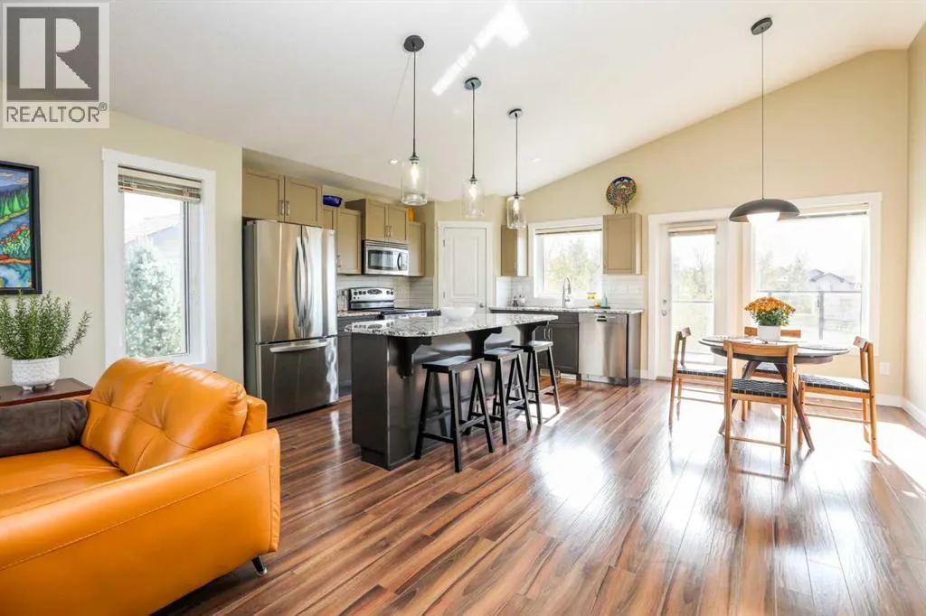 436 Mt Sunburst Crescent W