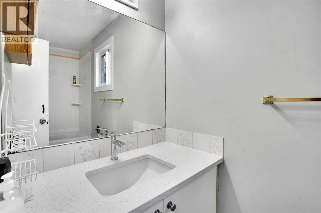 48 WHITWORTH Way NE