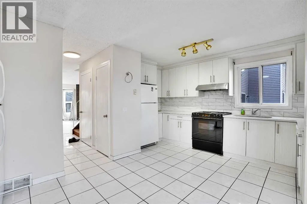 48 WHITWORTH Way NE