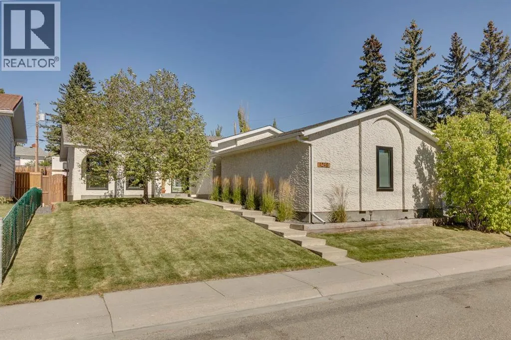 1240 Mapleglade Crescent SE