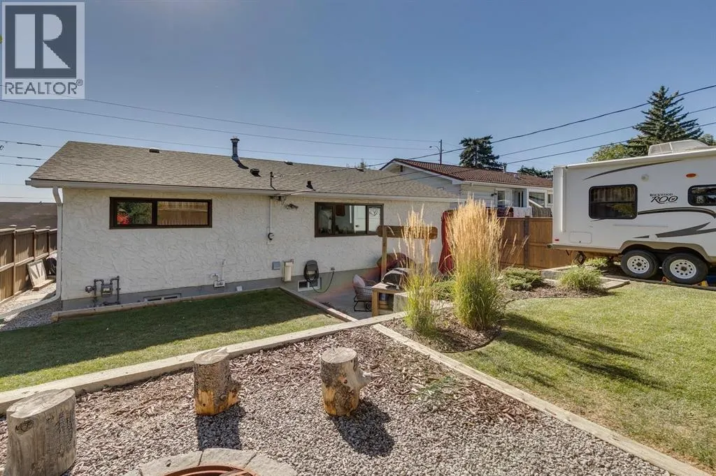 1240 Mapleglade Crescent SE