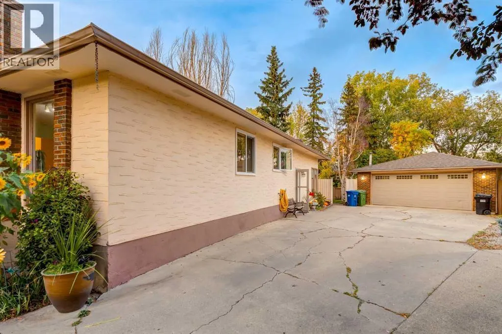 220 Oakridge Place SW
