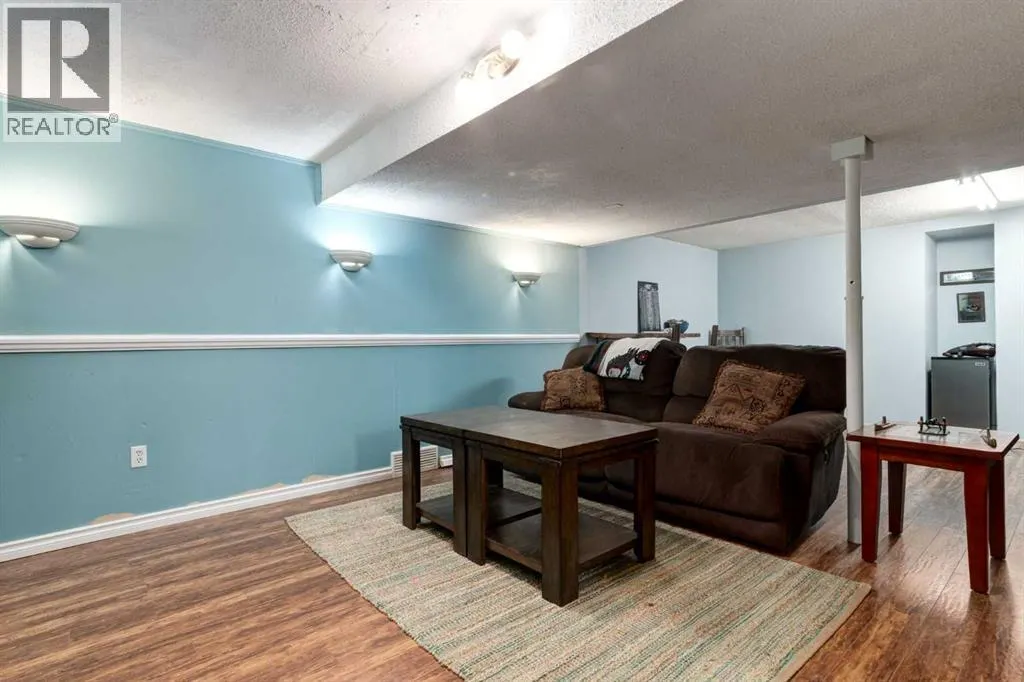 220 Oakridge Place SW