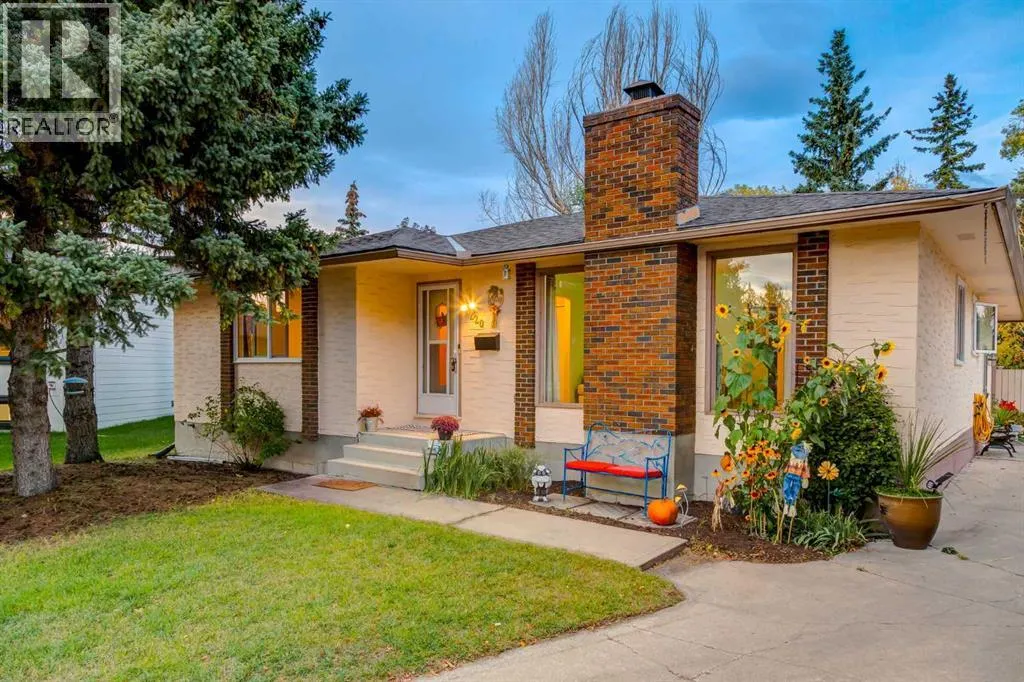 220 Oakridge Place SW