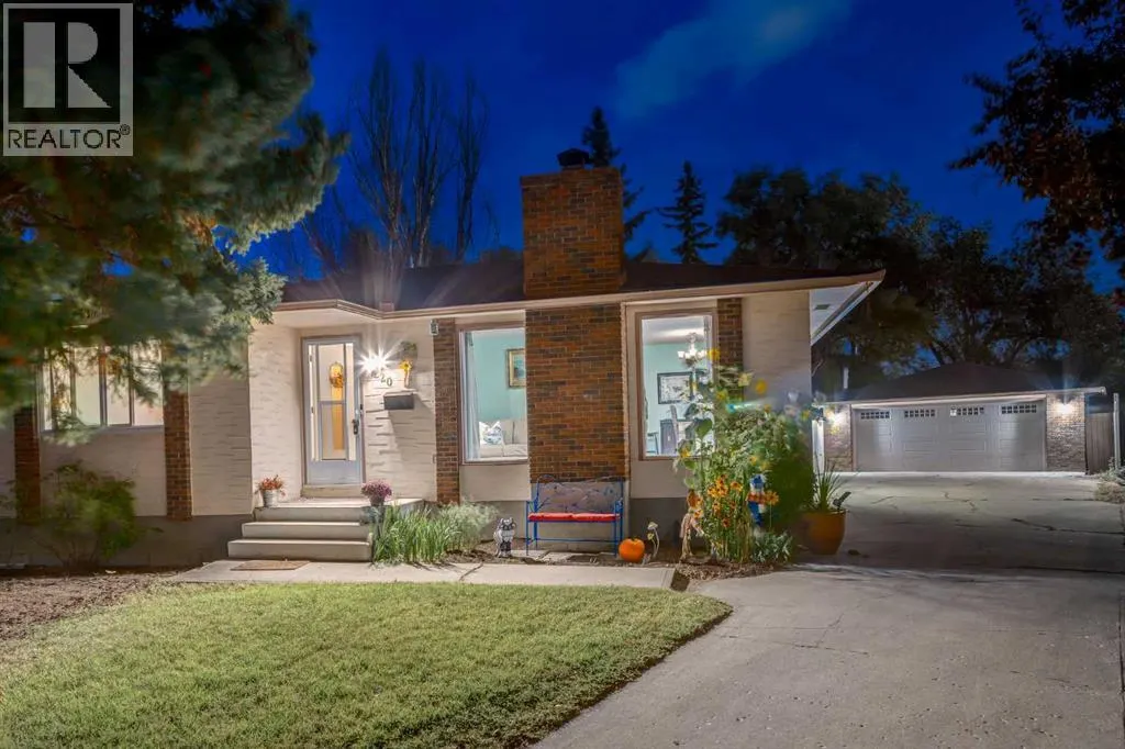 220 Oakridge Place SW