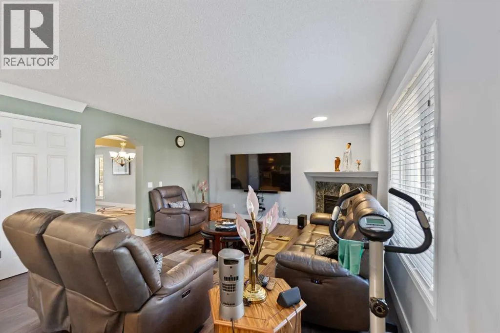 86 Coral Springs Close NE