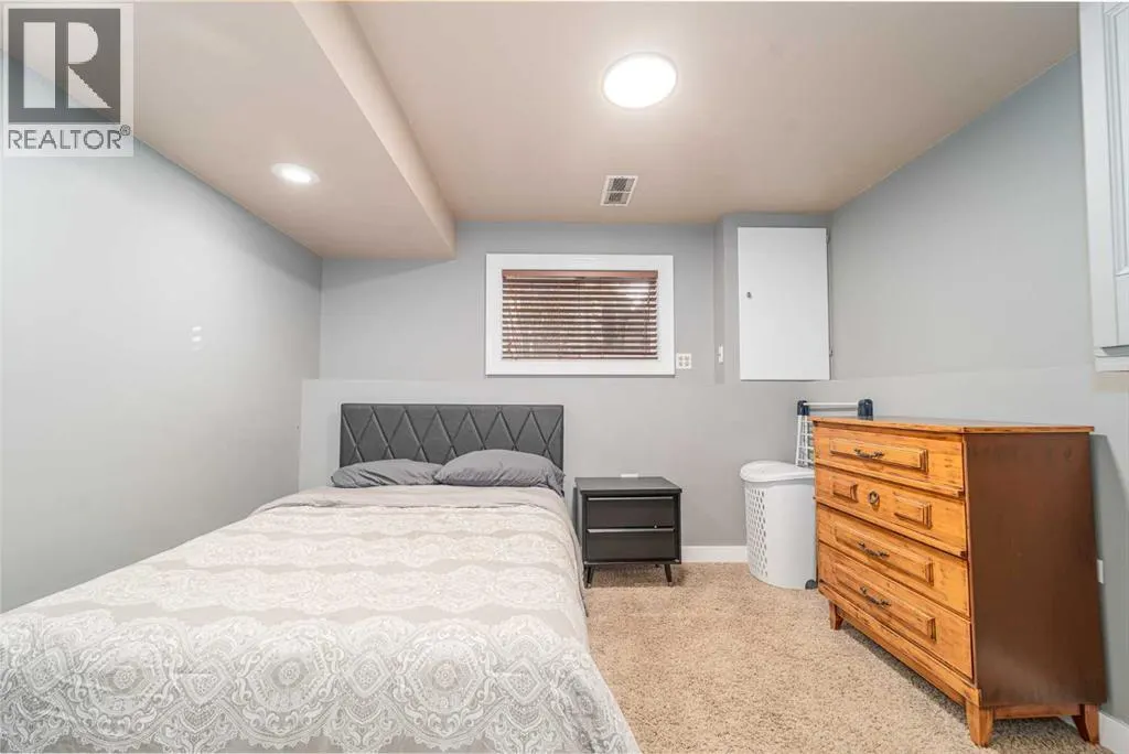826 Columbia Boulevard W