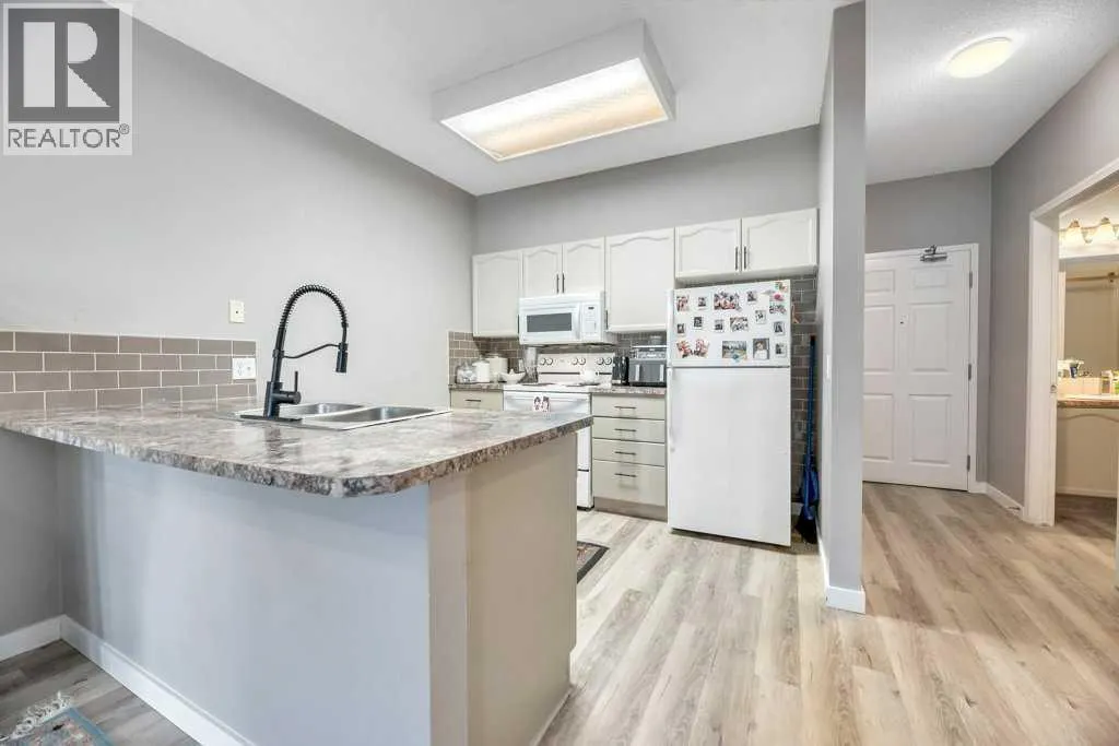 102, 3 Parklane Way