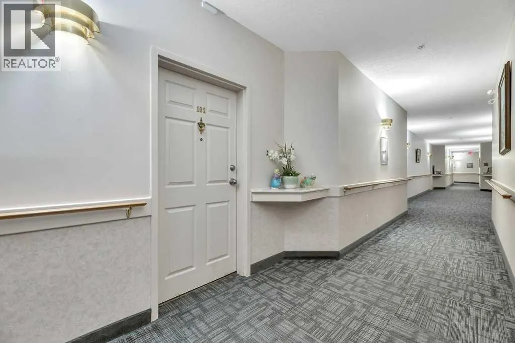 102, 3 Parklane Way