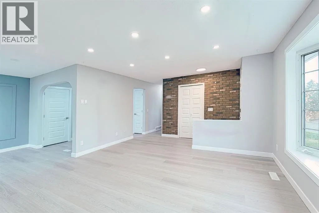 24 Rundleson Way NE
