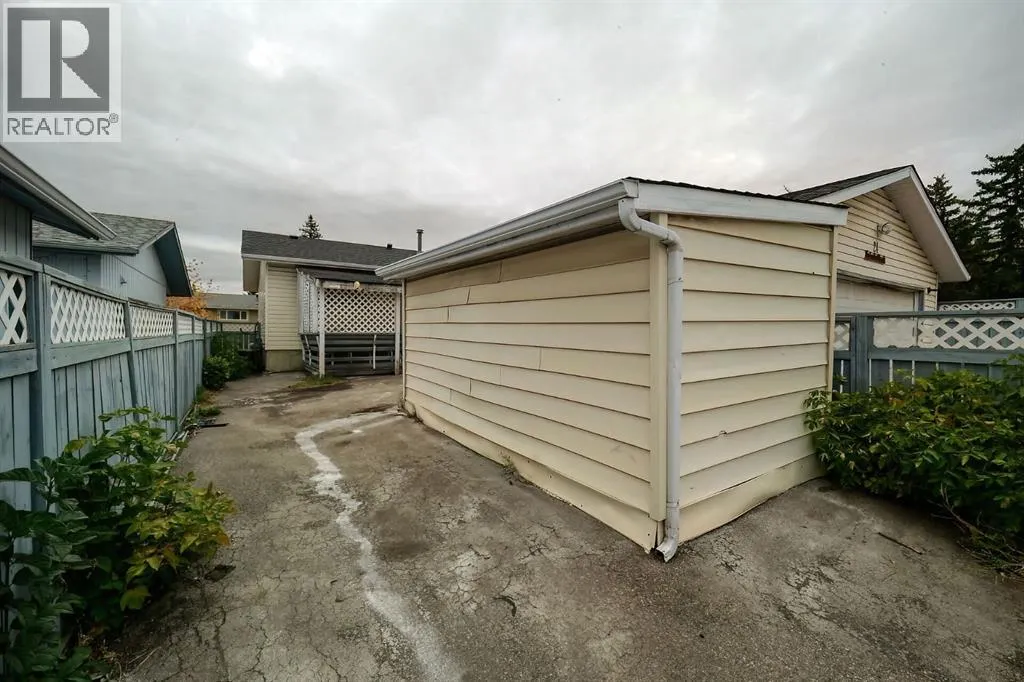 24 Rundleson Way NE