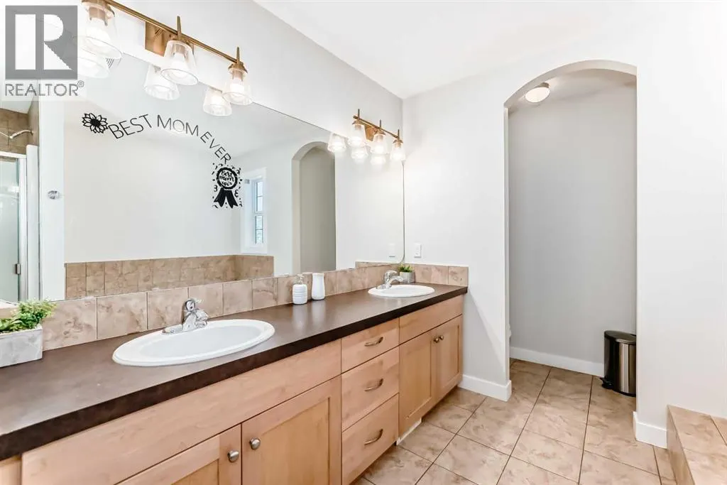 210 Copperleaf Bay SE