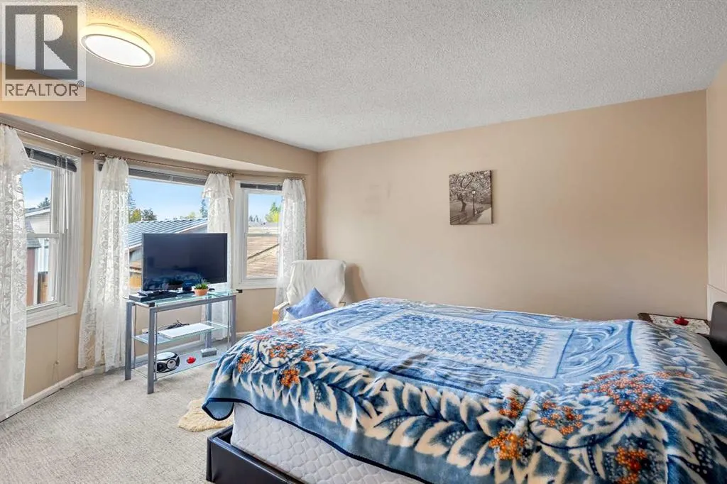 211 Abalone Place NE