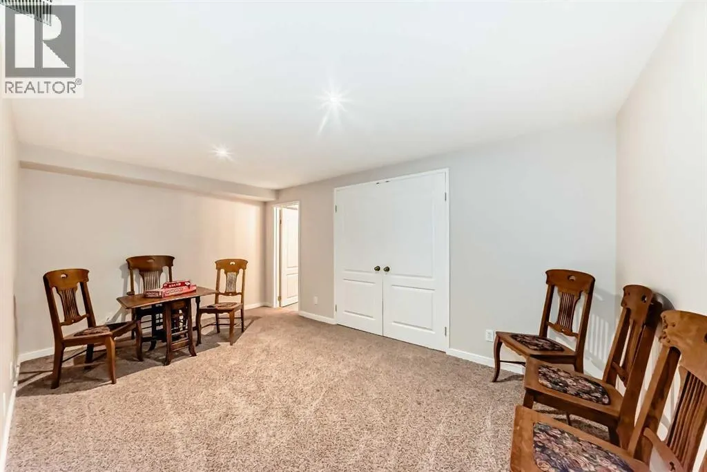 9, 35 Oakmount Court SW
