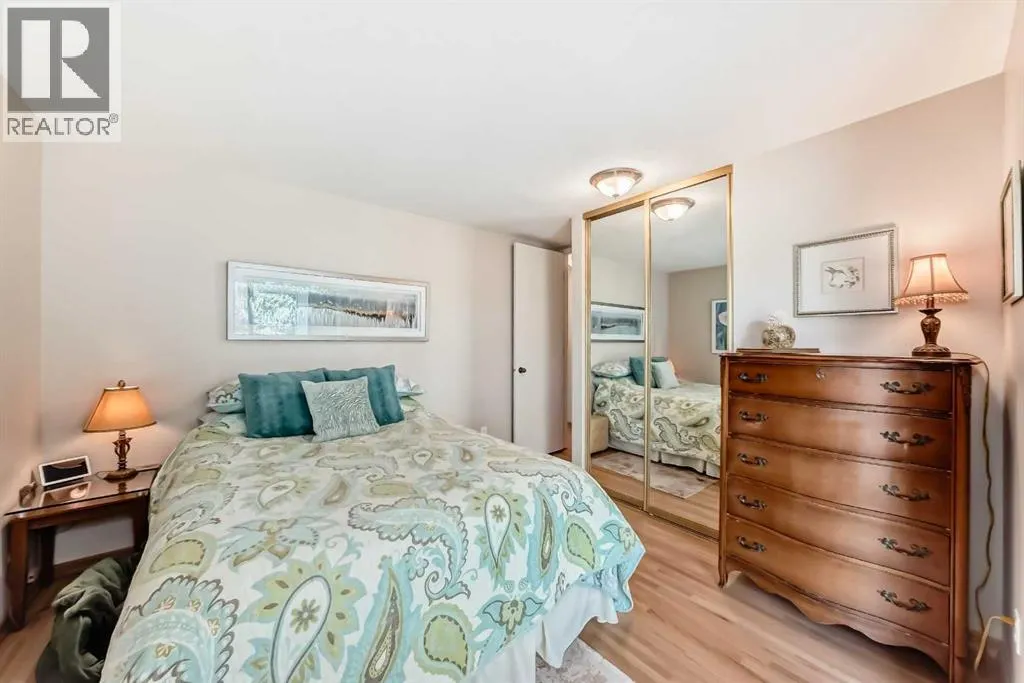 9, 35 Oakmount Court SW