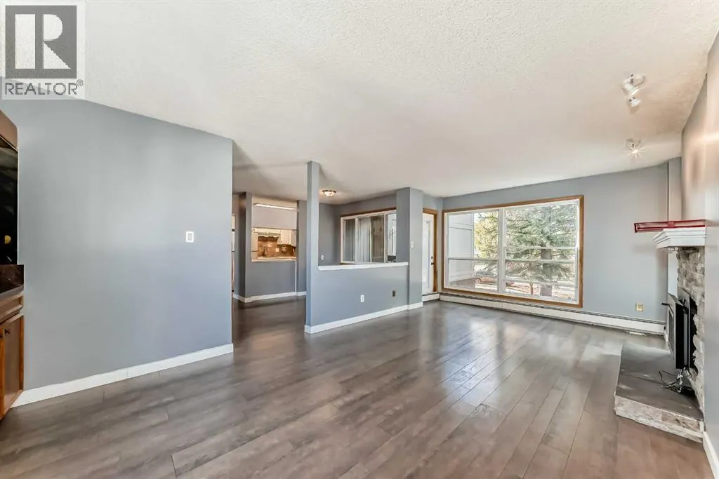 324, 860 Midridge Drive SE