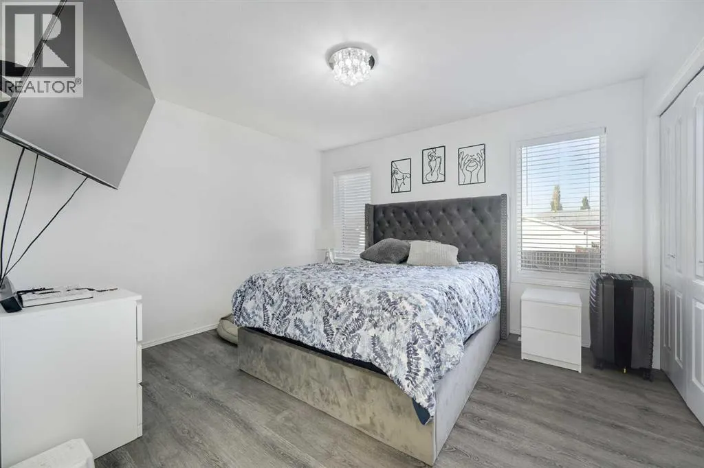 44 Parkside Crescent