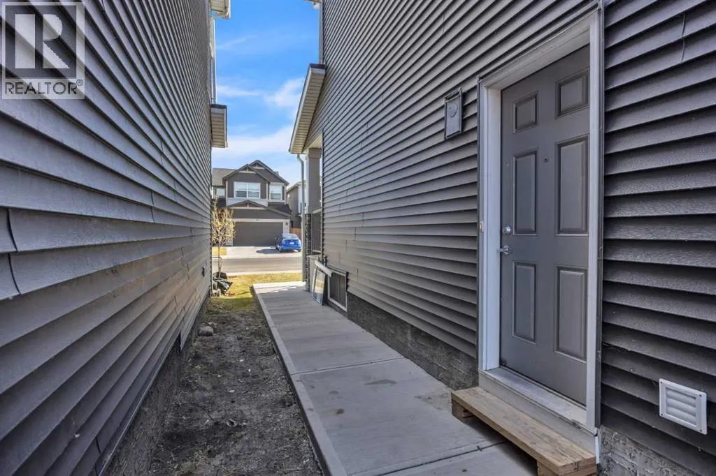 562 Corner Meadows Way NE