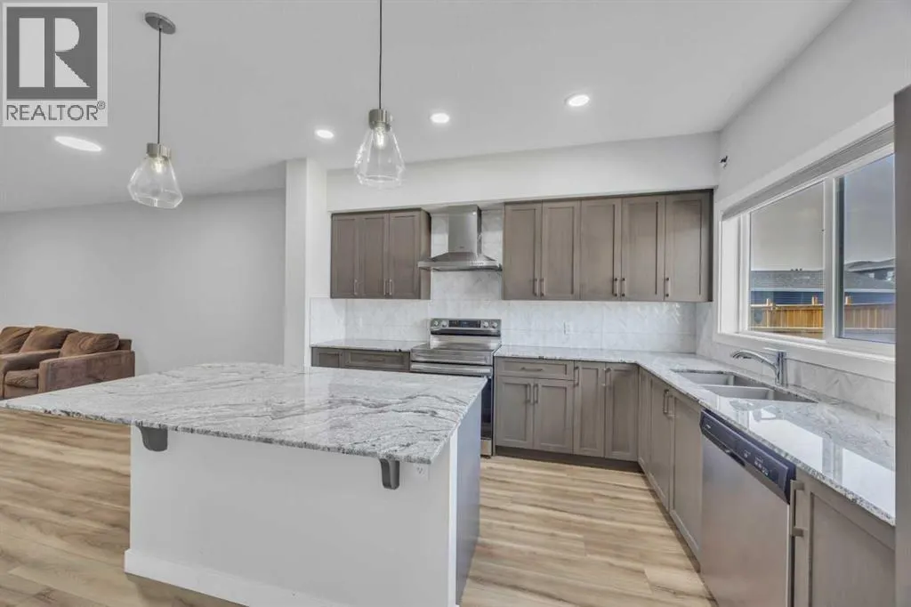 562 Corner Meadows Way NE