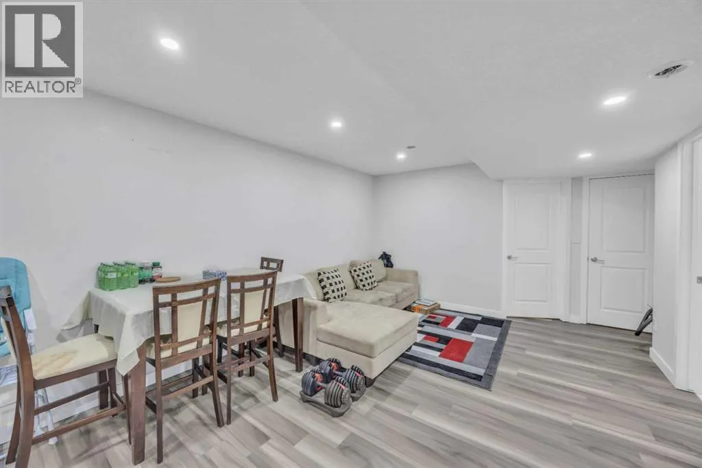 562 Corner Meadows Way NE
