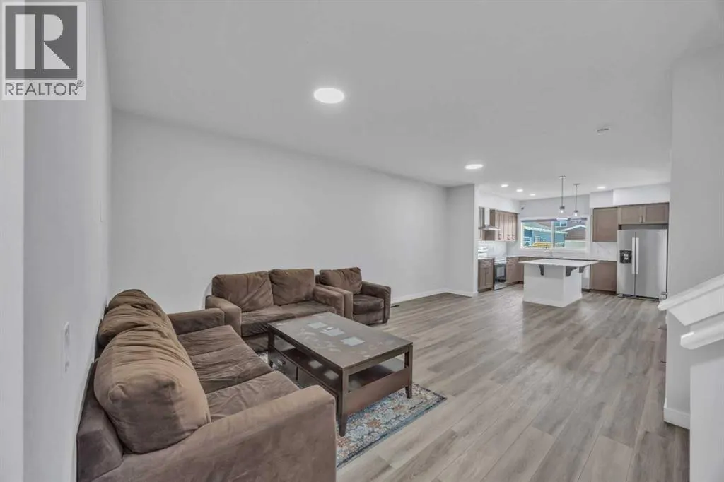 562 Corner Meadows Way NE