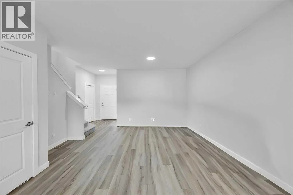 562 Corner Meadows Way NE