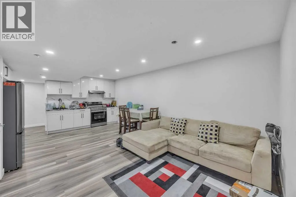 562 Corner Meadows Way NE