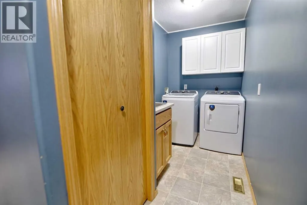 406 A Pioneer Crescent Crescent