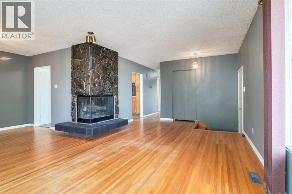 244 Maple Court Crescent SE