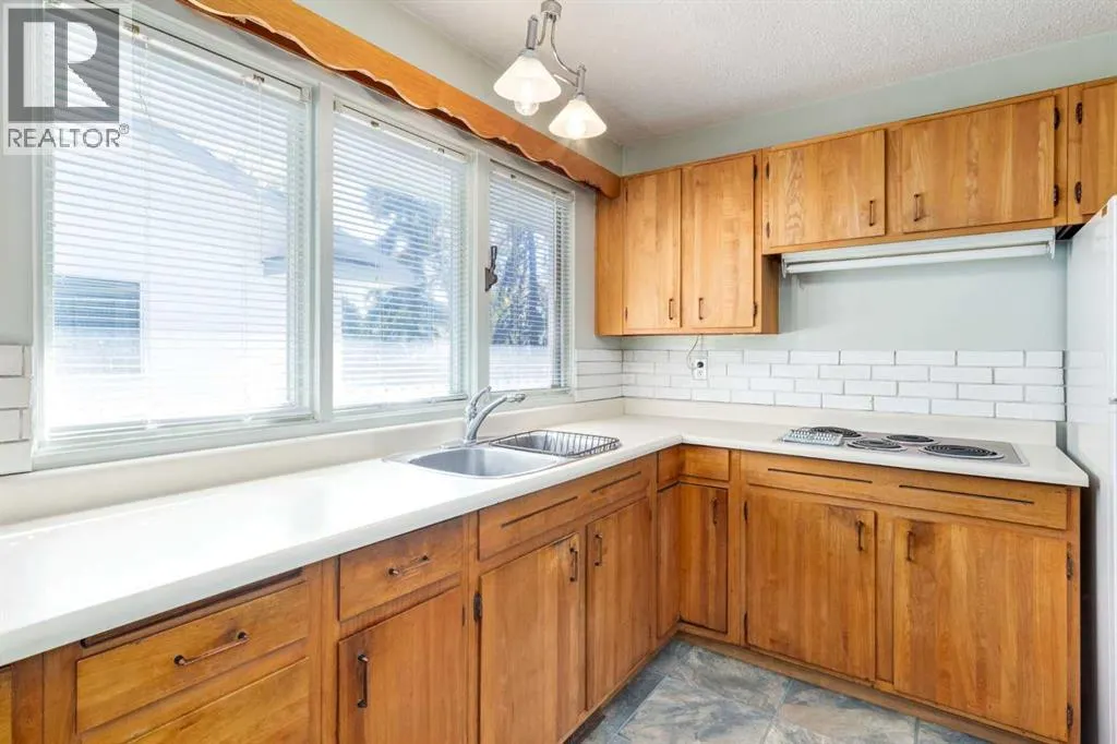 244 Maple Court Crescent SE
