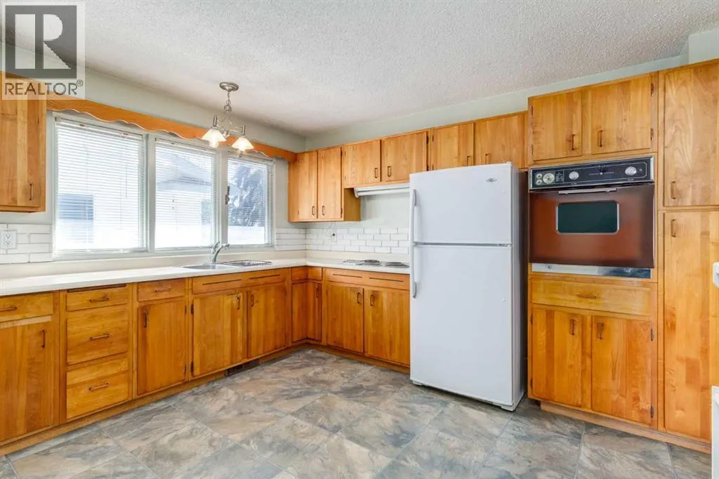 244 Maple Court Crescent SE