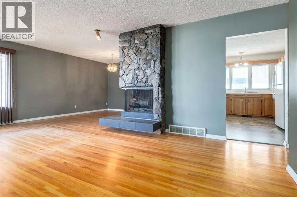 244 Maple Court Crescent SE