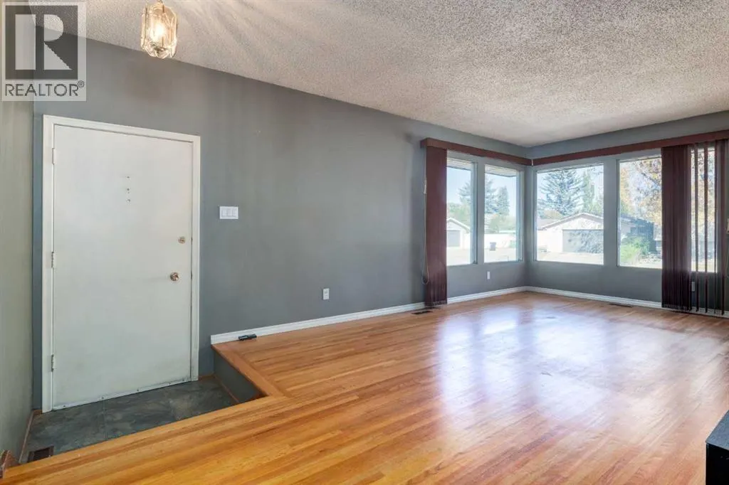 244 Maple Court Crescent SE