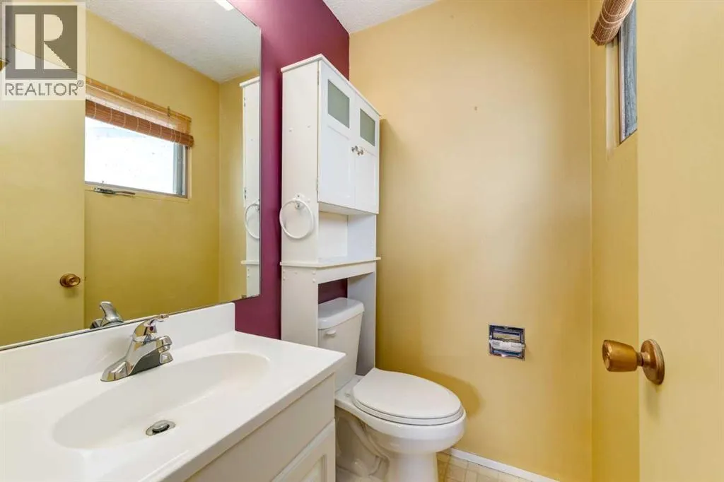 244 Maple Court Crescent SE