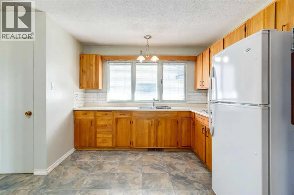 244 Maple Court Crescent SE