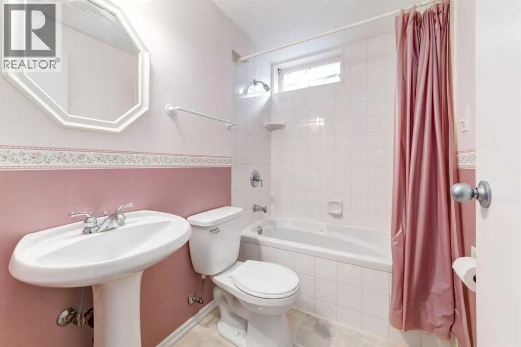 244 Maple Court Crescent SE