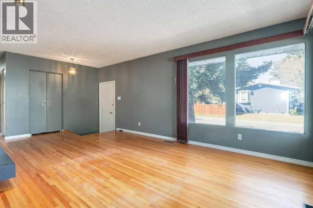 244 Maple Court Crescent SE