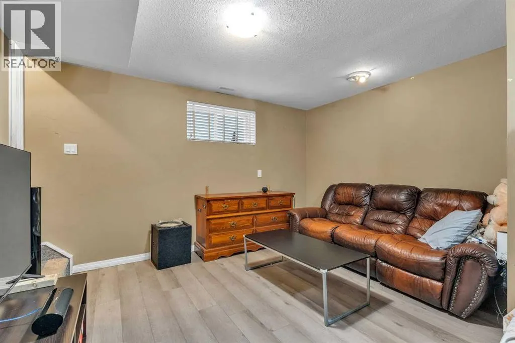 19 Taralake Rise NE