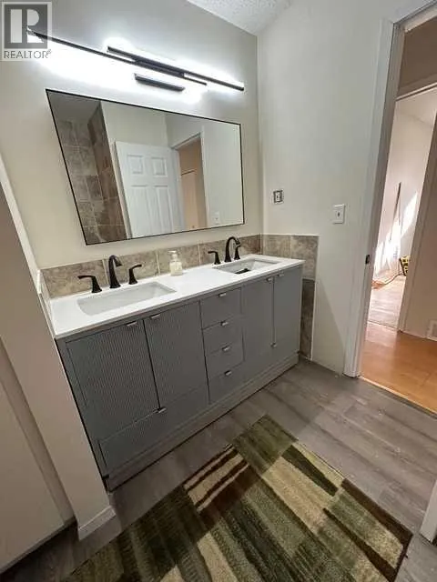 31 10 Street W