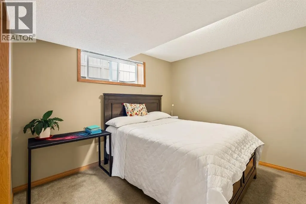 120 Simcoe Close SW