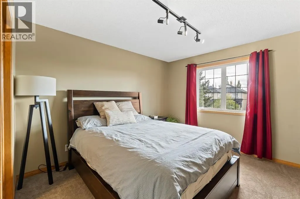 120 Simcoe Close SW
