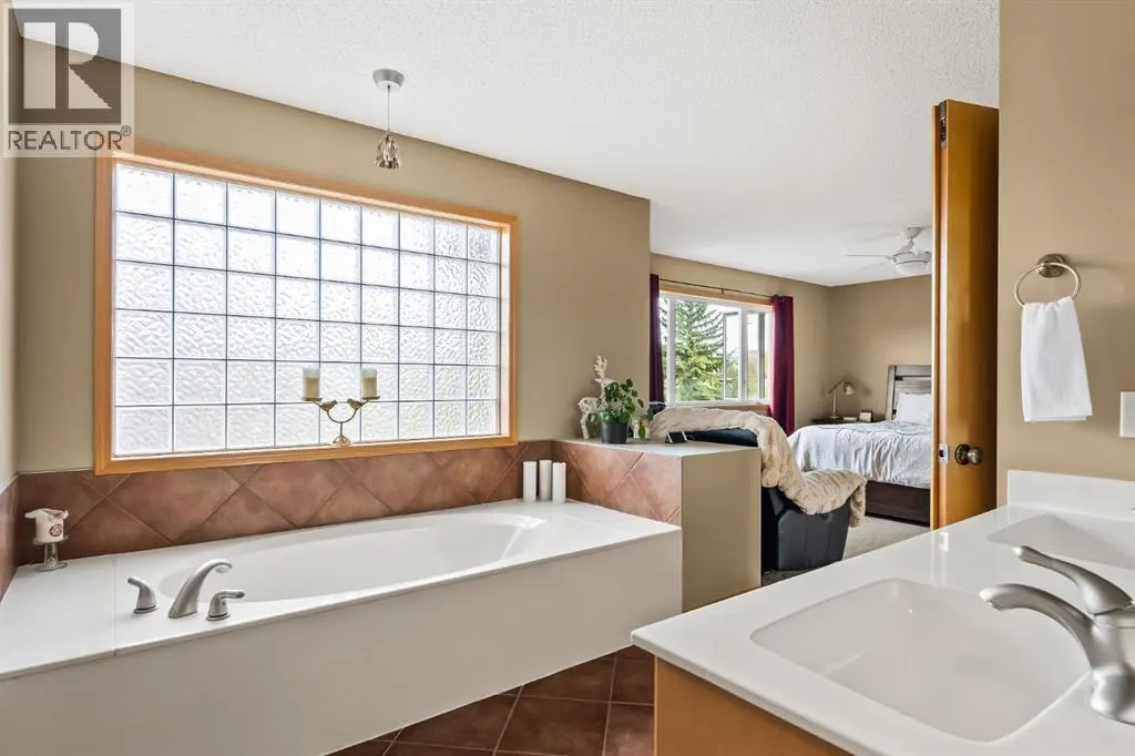 120 Simcoe Close SW