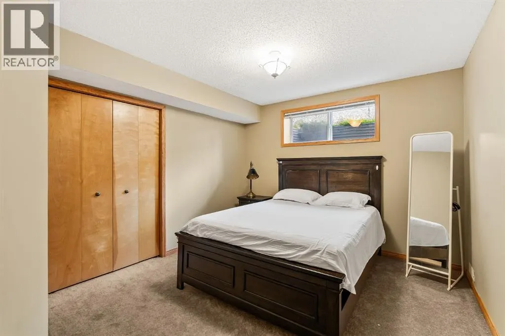 120 Simcoe Close SW