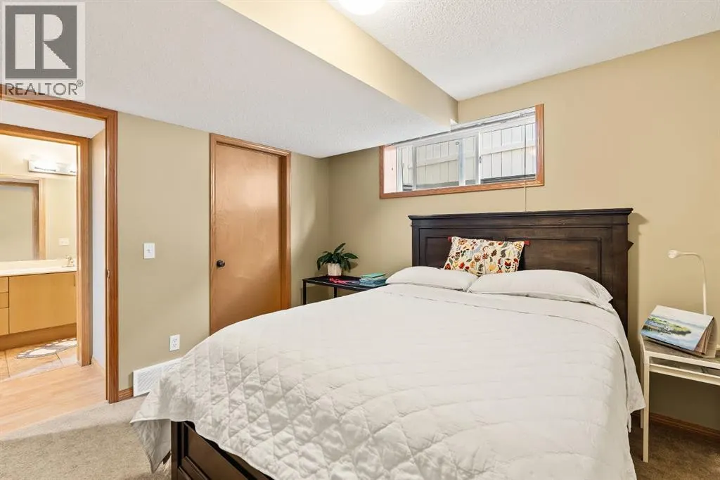 120 Simcoe Close SW