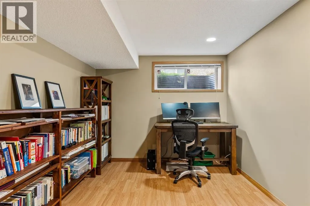 120 Simcoe Close SW