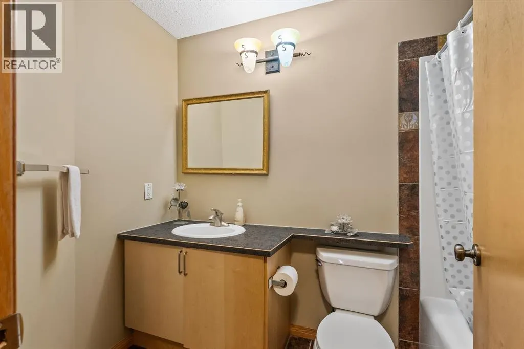 120 Simcoe Close SW