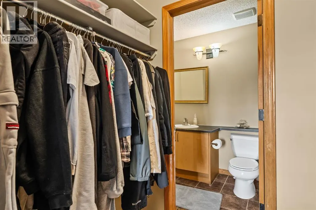 120 Simcoe Close SW
