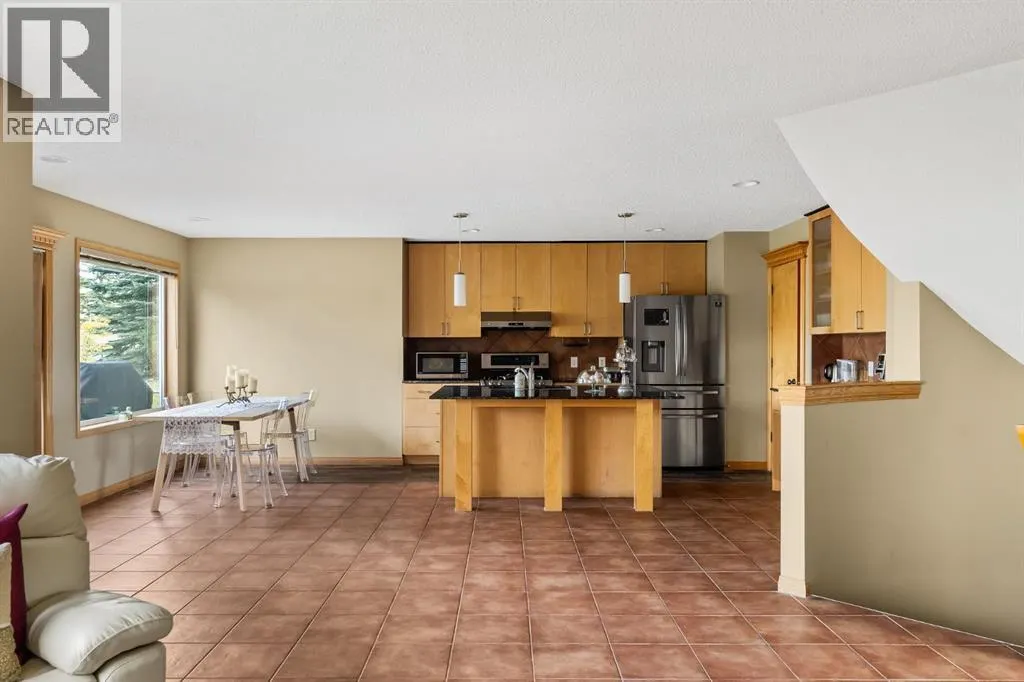 120 Simcoe Close SW